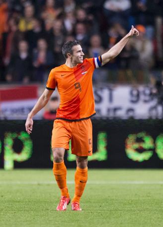 Van Persie esulta: con una tripletta all'Ungheria ha superato il record di reti di Patrick Kluivert nella storia della Nazionale olandese, portandolo da 40 a 41. Action Images